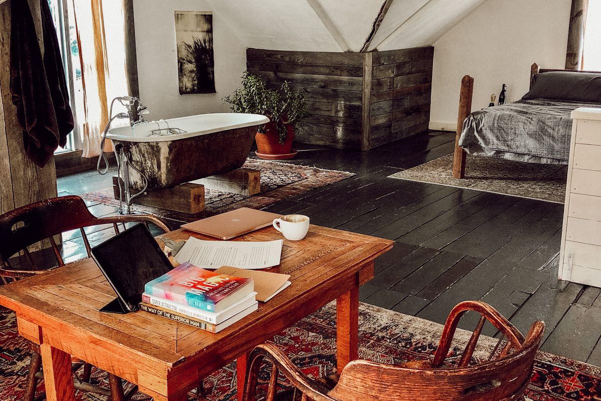 Meubles bas sous la pente d'une chambre mansardée de 8 m²