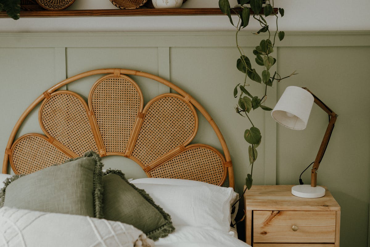 Décoration petite chambre apaisante en vert sauge