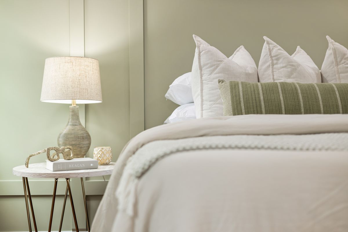 Combinaison de couleurs avec le vert sauge dans une chambre