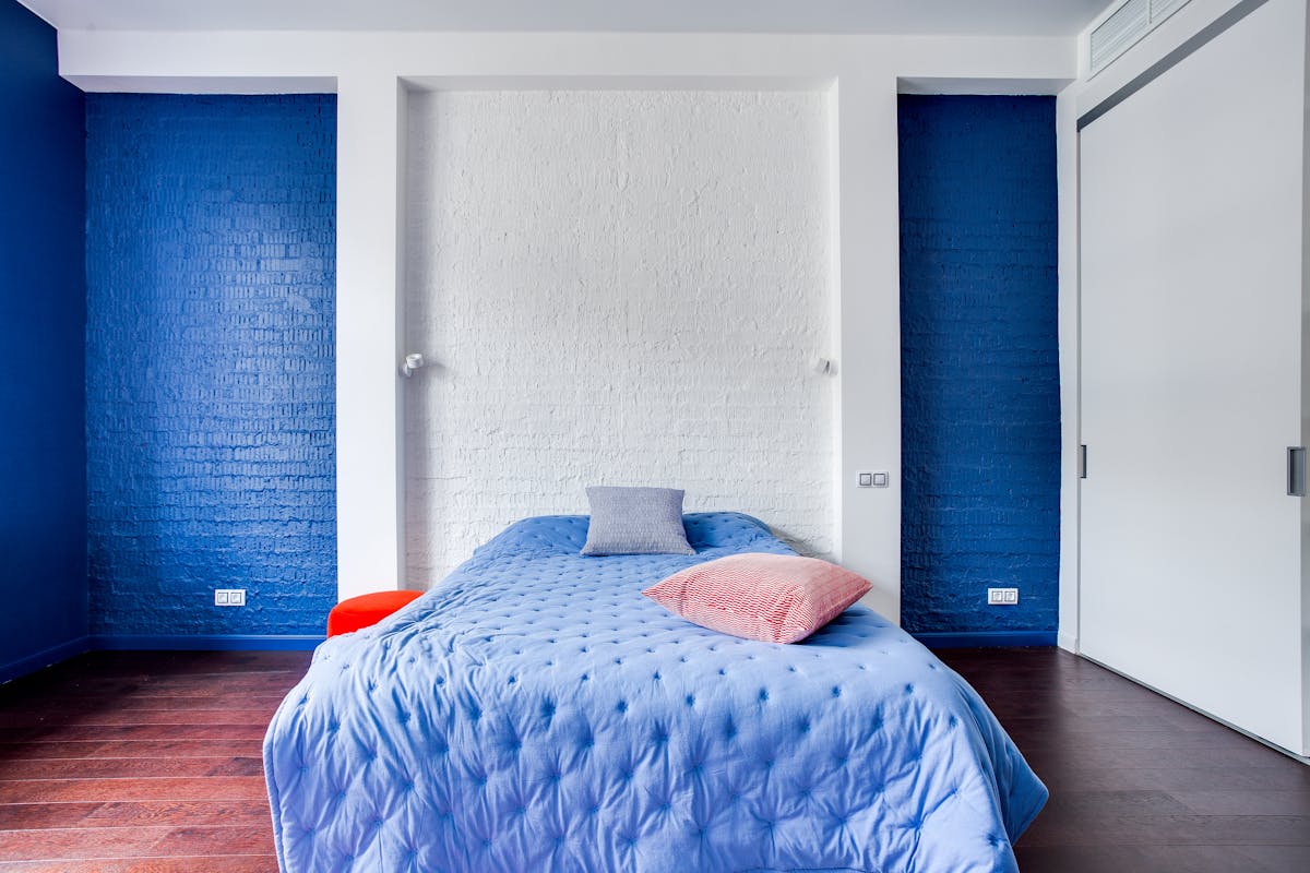 Deux couleurs dans une chambre avec teinte foncée en bas et claire en haut