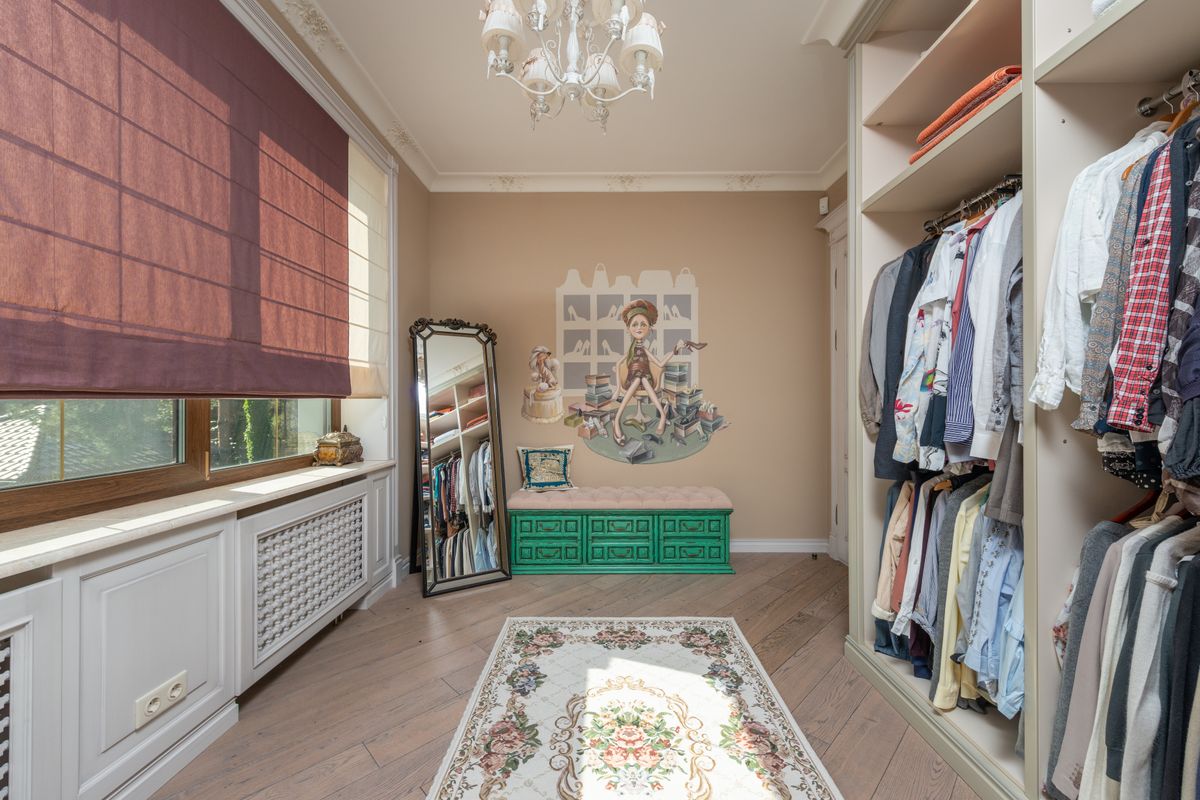 Dressing sous pente avec penderie dans une chambre sous combles