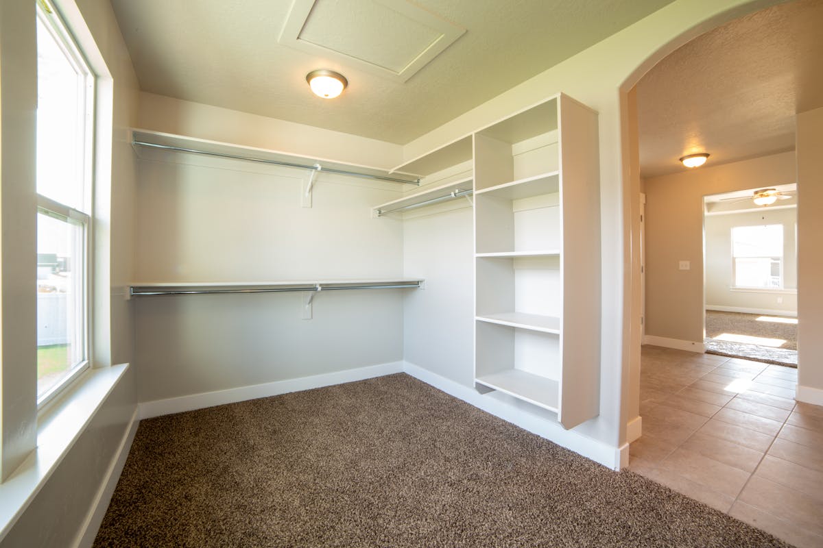 Dressing en L dans une chambre de 10 m² : plan d&rsquo;implantation