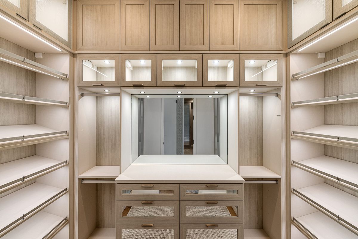 Organisation des deux pans d'un dressing en L dans une chambre de 10 m²