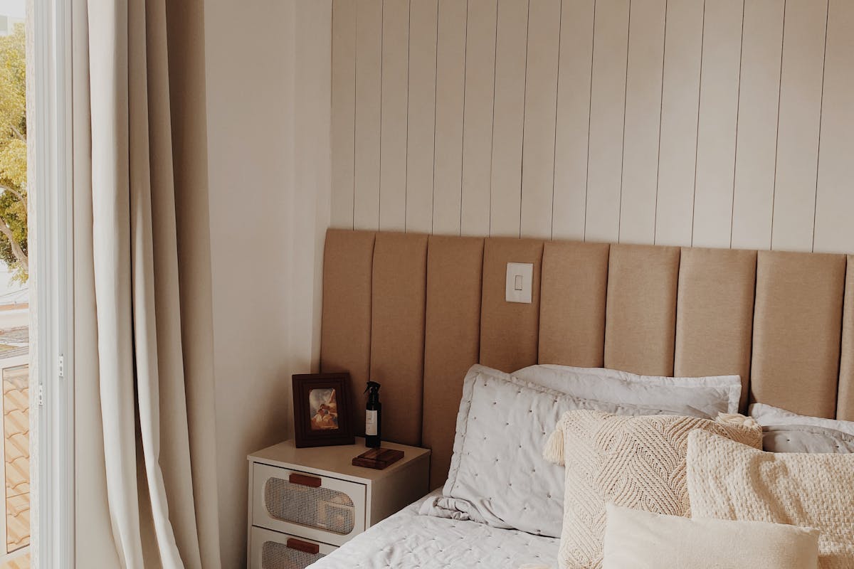 Chambre cosy avec tête de lit en bois de palette et déco douce