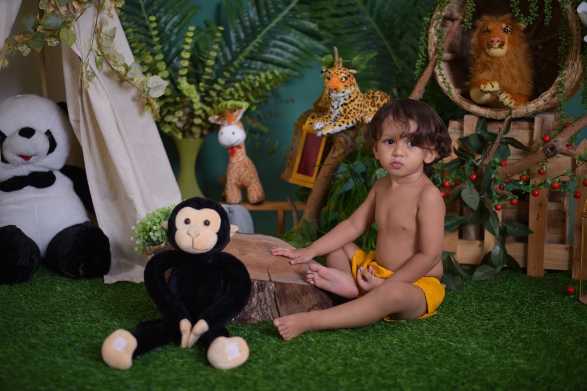 Petite chambre de bébé décorée sur le thème jungle avec peluches
