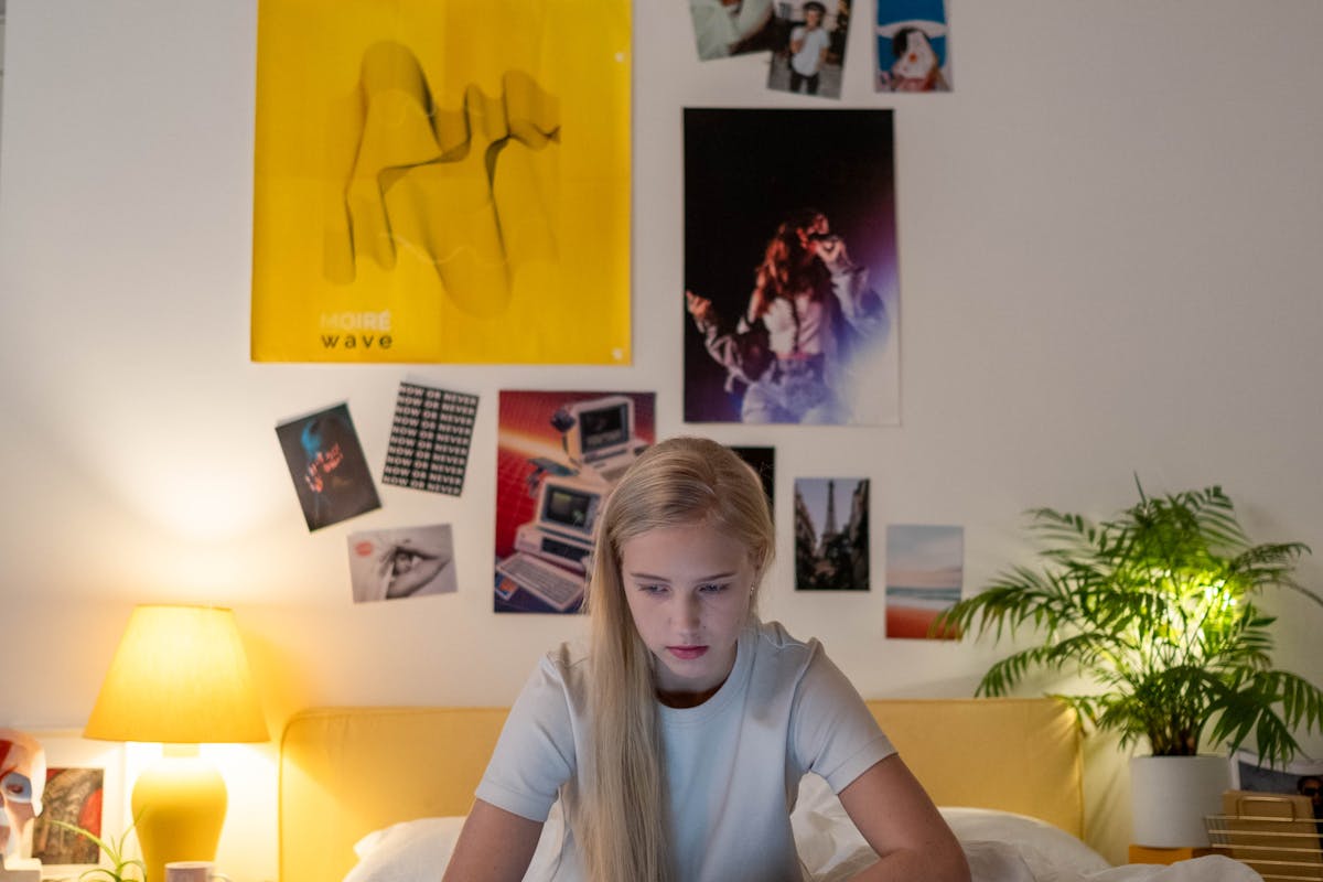 Bureau compact dans une chambre d'ado de 10 m² près du lit