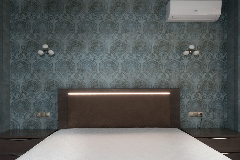 Aménager une petite chambre sans fenêtre : lumière et astuces