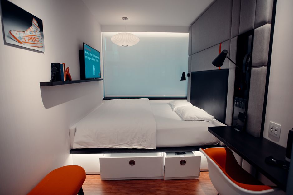 Rangement sous le lit avec tiroirs dans une chambre de 12 m2