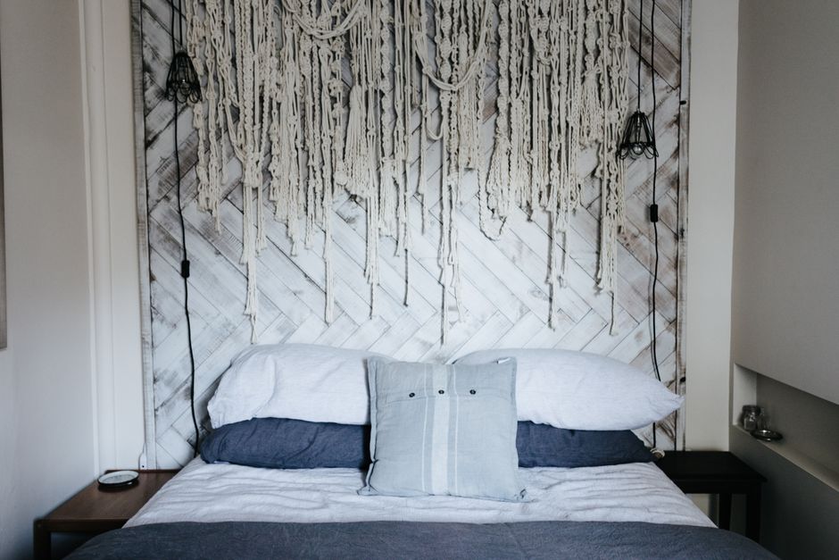 Macramé et matières naturelles dans une chambre d'ado fille bohème