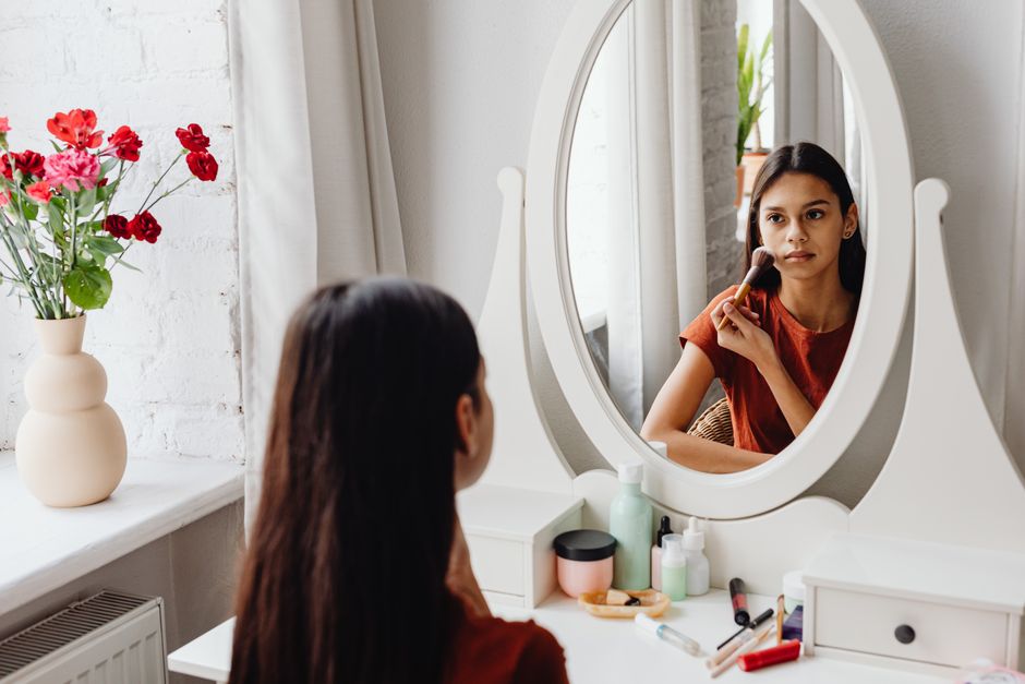 Chambre ado fille avec coiffeuse : aménager un coin beauté