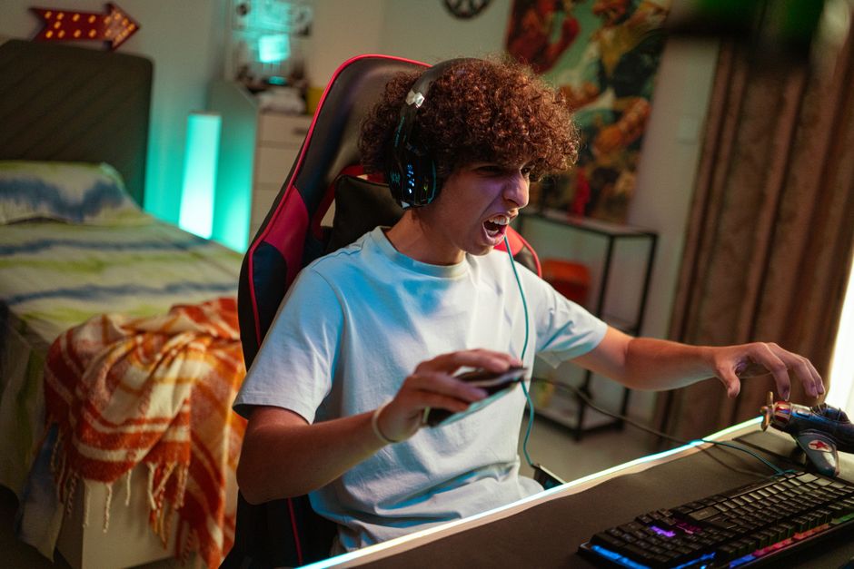 Chambre ado garçon gaming : aménager le setup dans une petite chambre