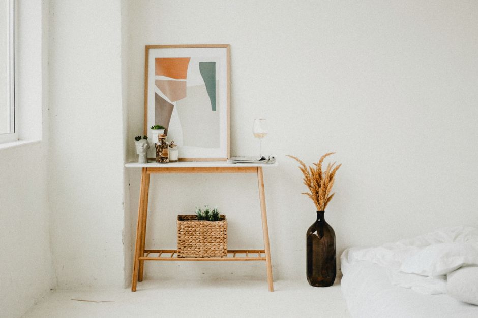 Coin bureau scandinave épuré dans une chambre d'ado