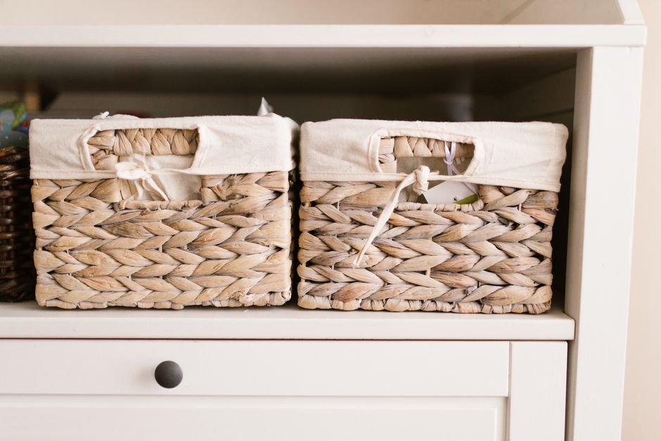 Paniers en fibres naturelles pour ranger dans une chambre de bébé scandinave