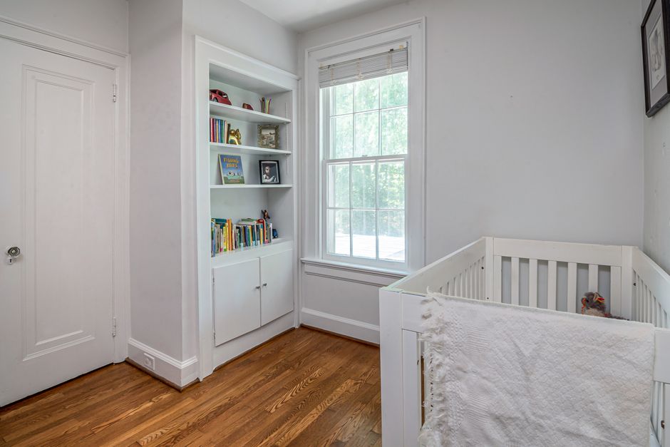Chambre de bébé scandinave avec des murs blancs et beaucoup de lumière