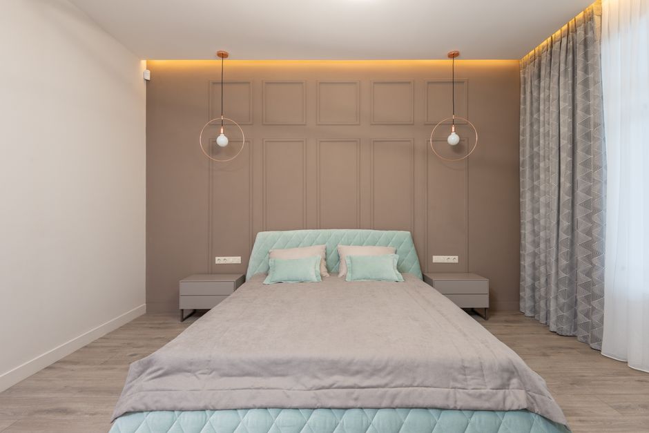 Chambre bleu canard associé au beige et au bois