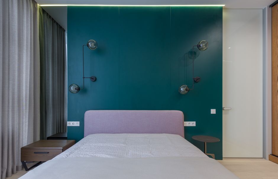 Mur bleu canard dans une chambre adulte