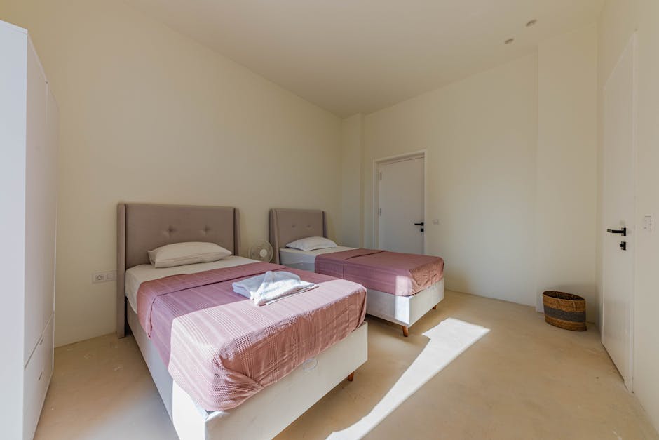 Chambre partagée par deux enfants avec deux lits et des rangements