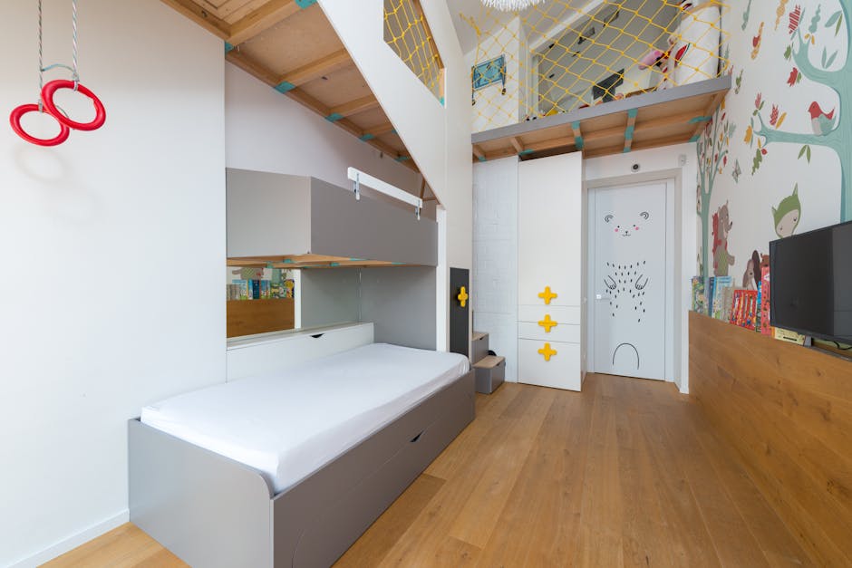 Rangement sous pente dans une chambre d'enfant sous combles