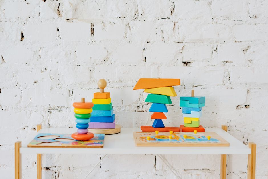 Étagères basses dans une chambre d'enfant Montessori