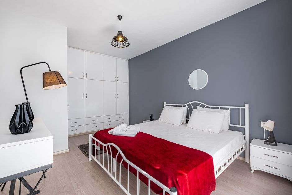Mur bleu profond associé à un parquet gris dans une chambre