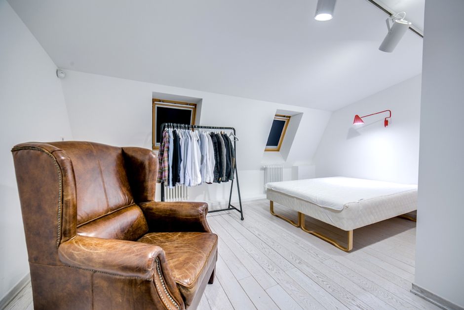 Chambre sans armoire : 6 alternatives malines pour ranger ses vêtements