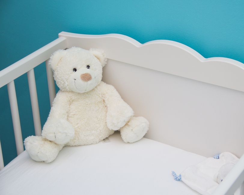 Lit bébé installé dans la chambre des parents