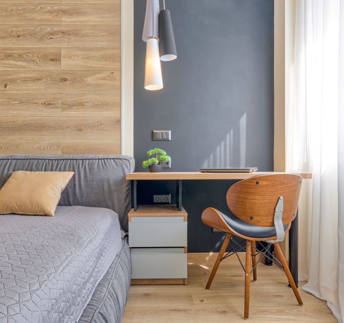 Coin bureau séparé du coin nuit par un mur d'accent dans une chambre adulte