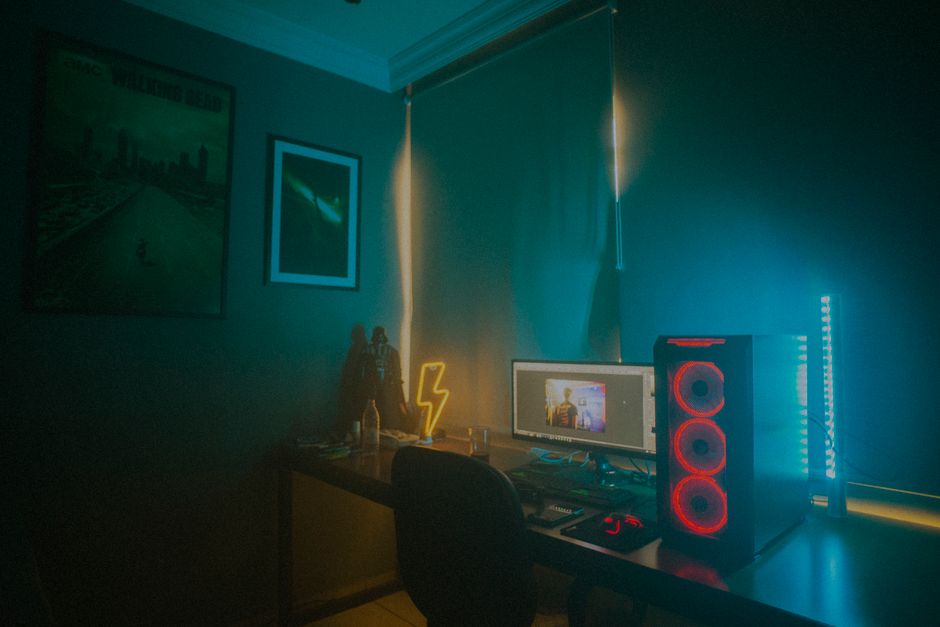 Coin gaming avec éclairage LED dans une petite chambre d'ado