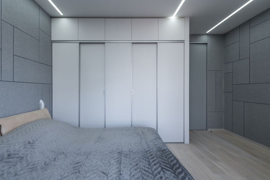 Quelle couleur avec un parquet gris dans une chambre ? 6 associations
