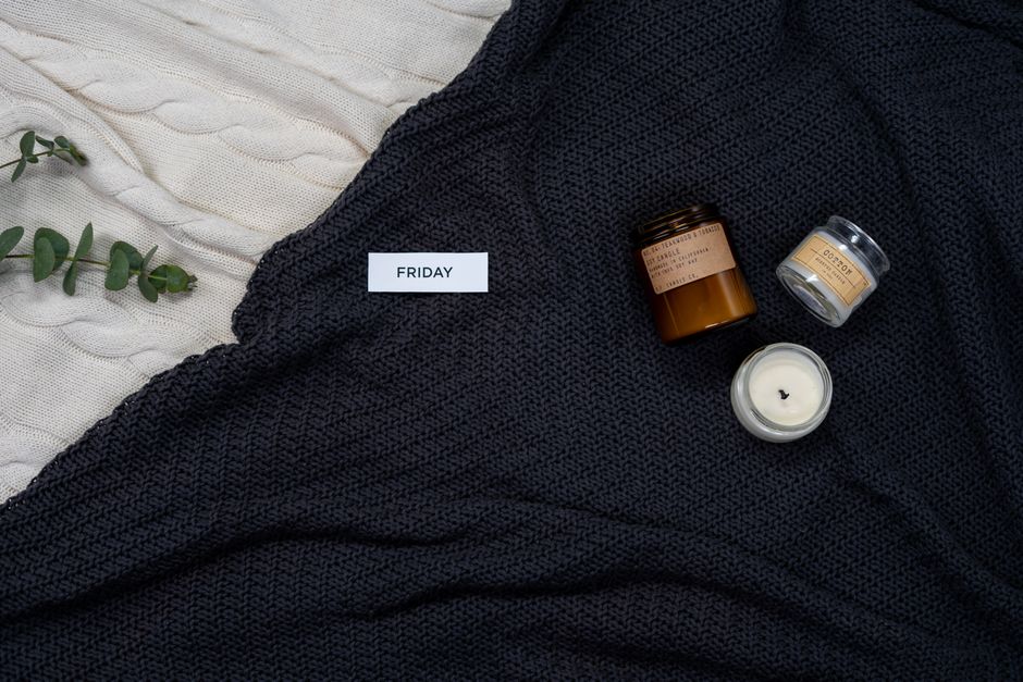 Déco cocooning avec plaid et bougies dans une chambre