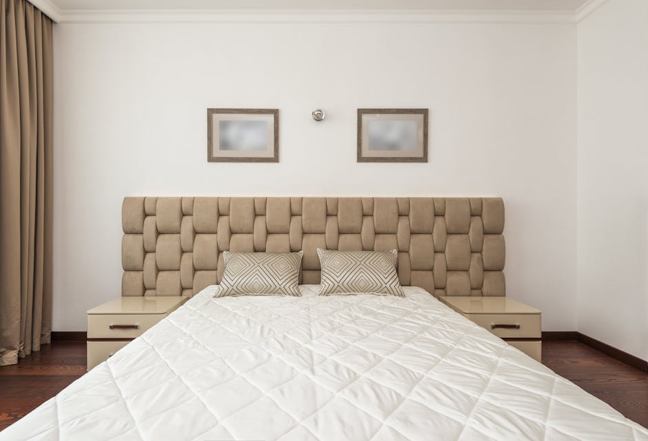 Tête de lit capitonnée fixée au mur dans une chambre adulte