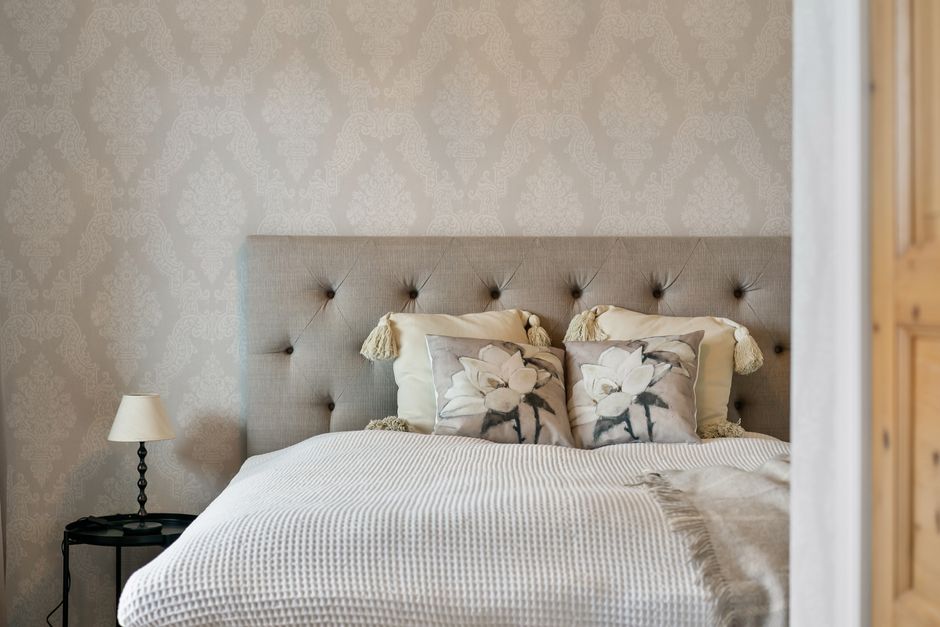 Papier peint tête de lit : 7 idées pour habiller le mur