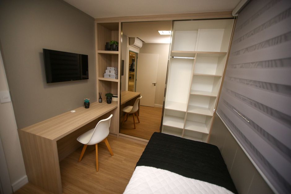 Coin bureau et dressing ouvert dans une petite chambre d'ado garçon
