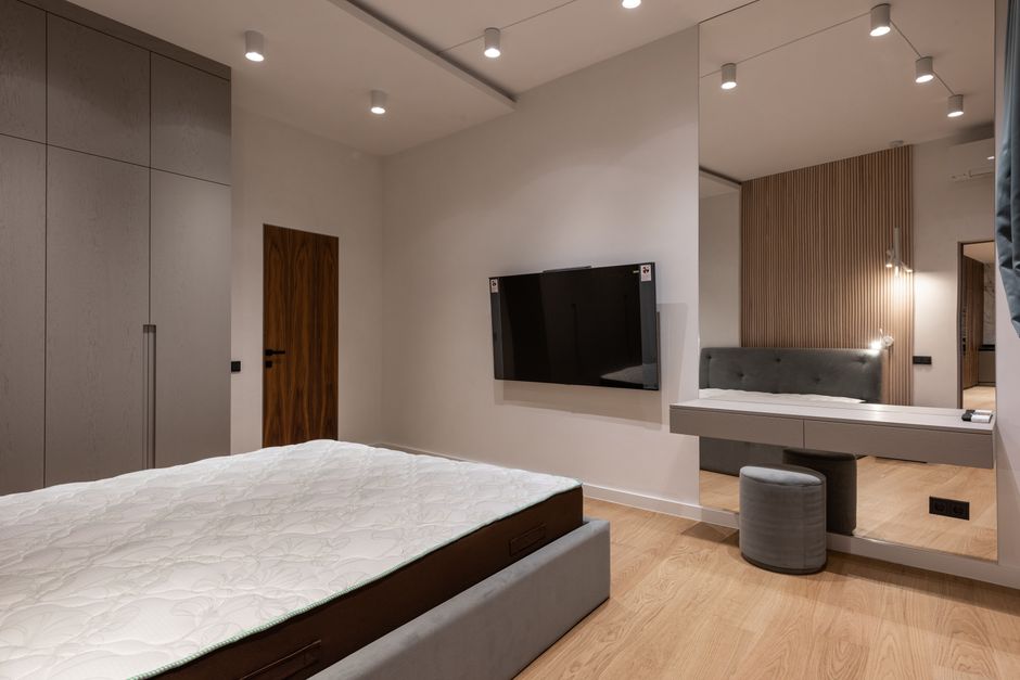 Dressing d'angle dans une petite chambre parentale