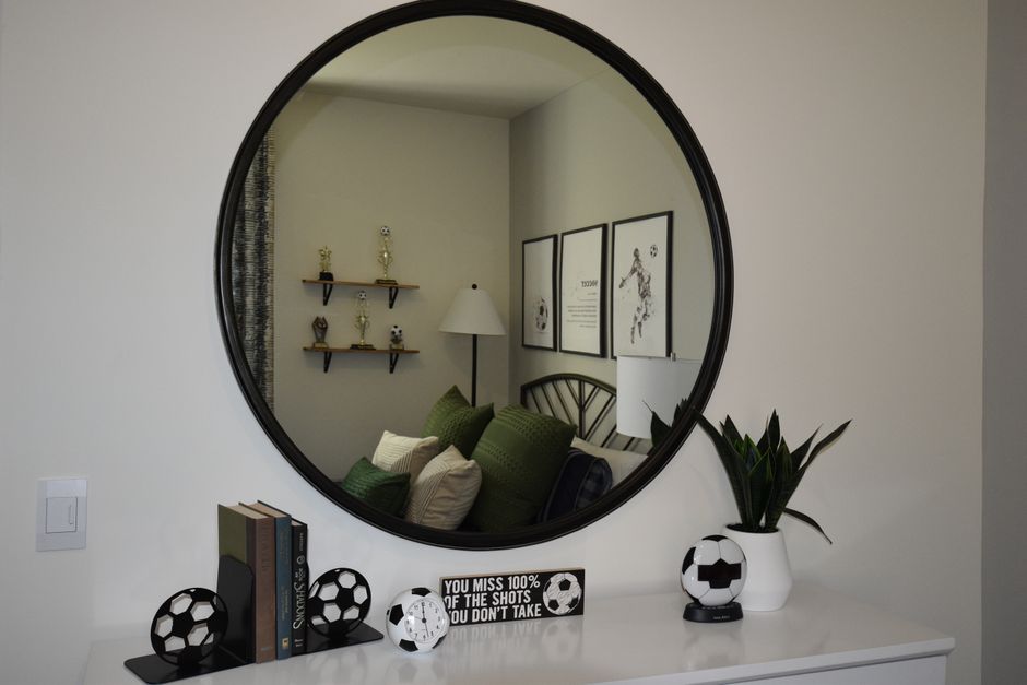 Miroir mural et éclairage indirect dans une petite chambre sans fenêtre