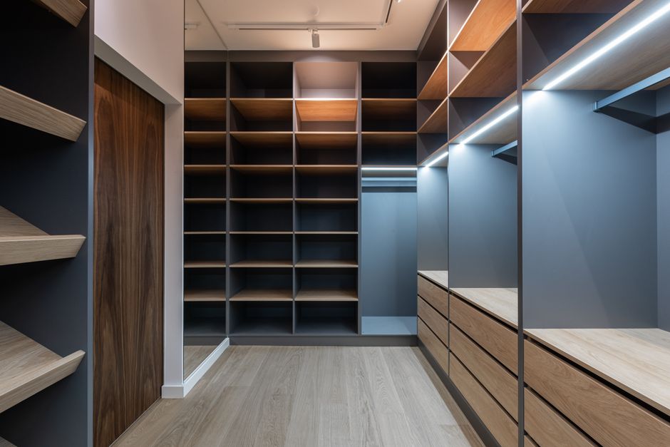 Casiers et étagères pour ranger les chaussures dans un dressing de chambre