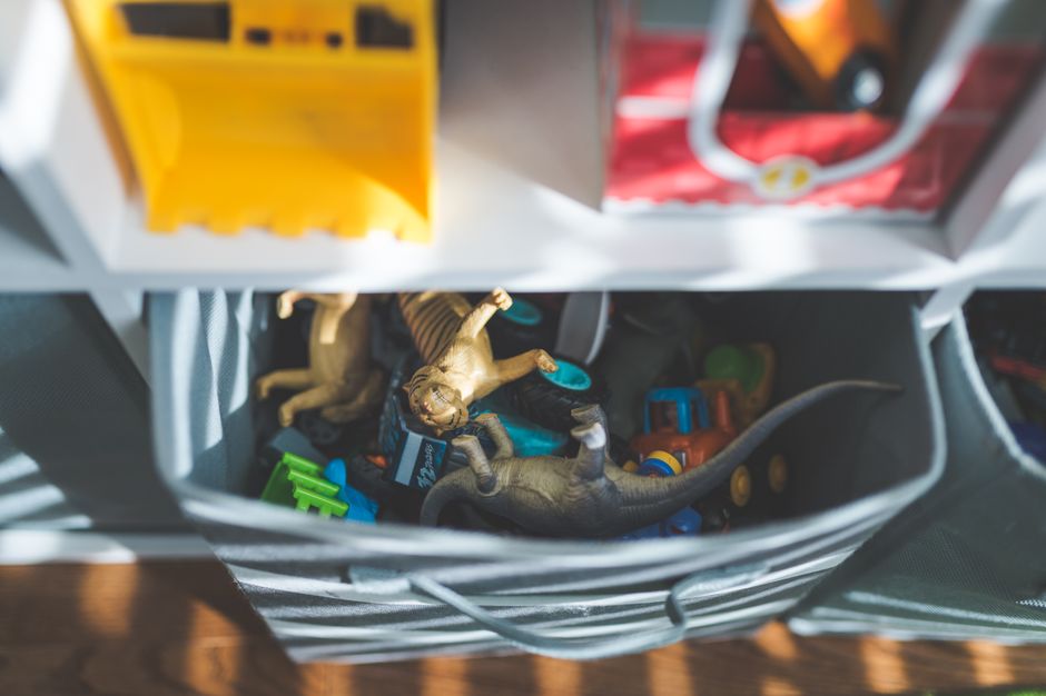 Bacs et paniers pour ranger les jouets dans une chambre d'enfant