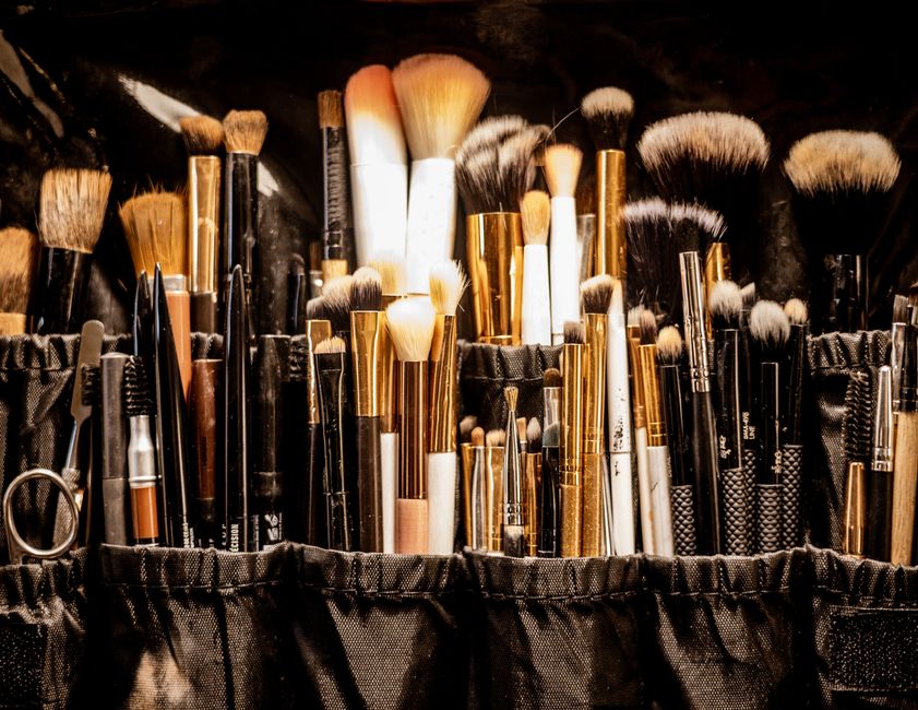 Coin beauté organisé pour ranger le maquillage et les pinceaux