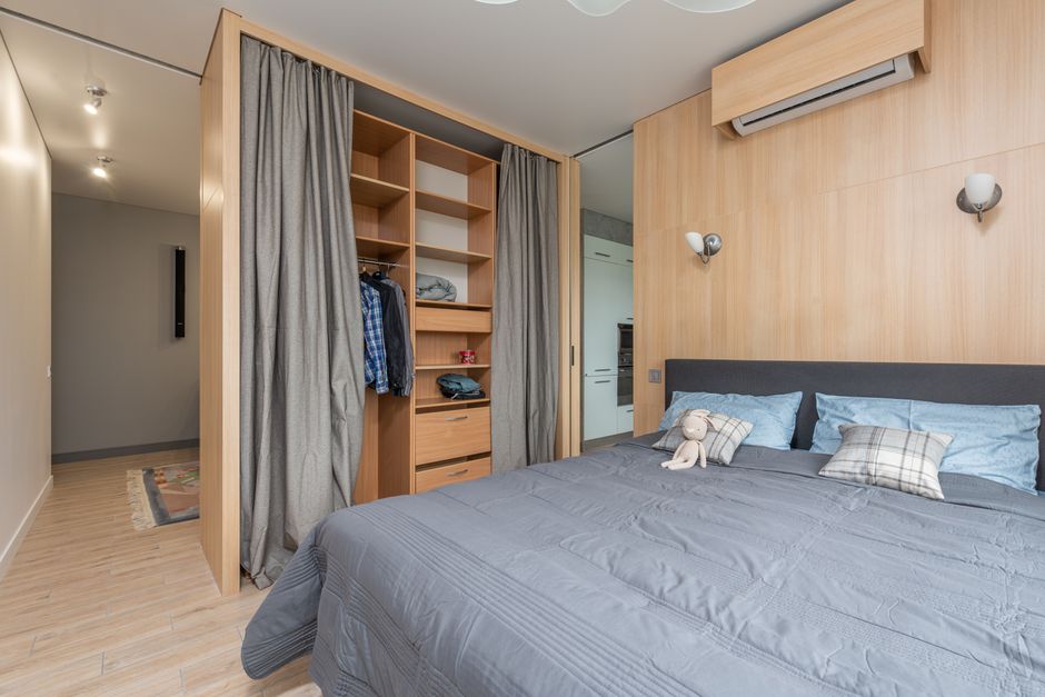 Dressing intégré ouvert avec penderie dans une chambre de 11 m²