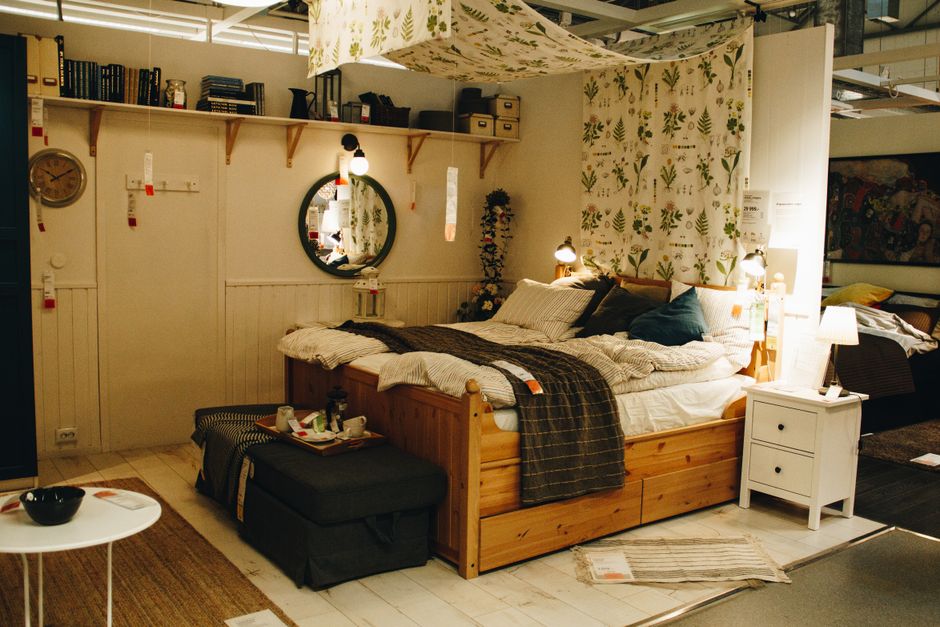 Rangements en hauteur au-dessus du lit dans une chambre de 6 m²