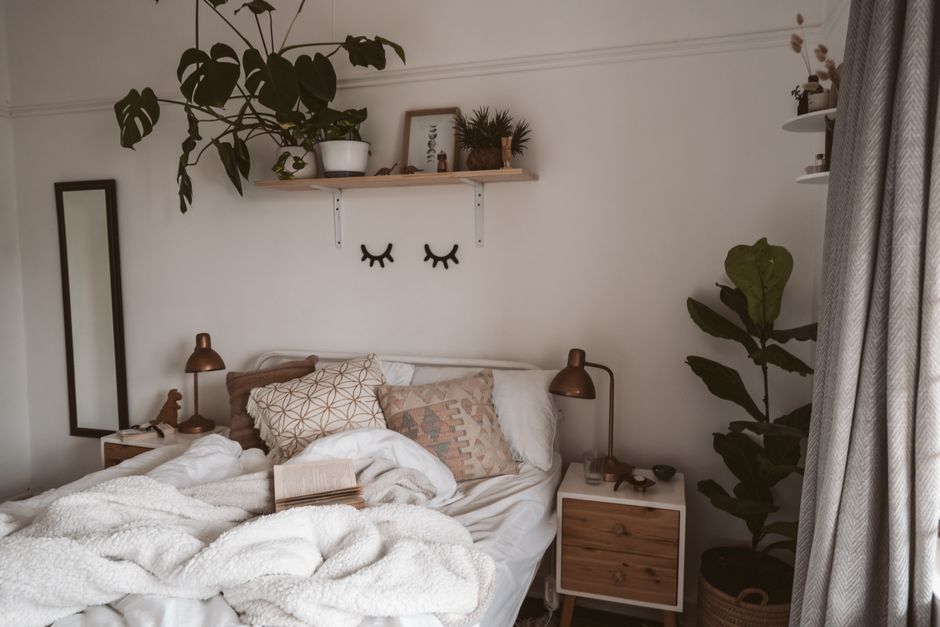 Coin cocooning dans une chambre d'ado avec plaid tricoté et coussins moelleux