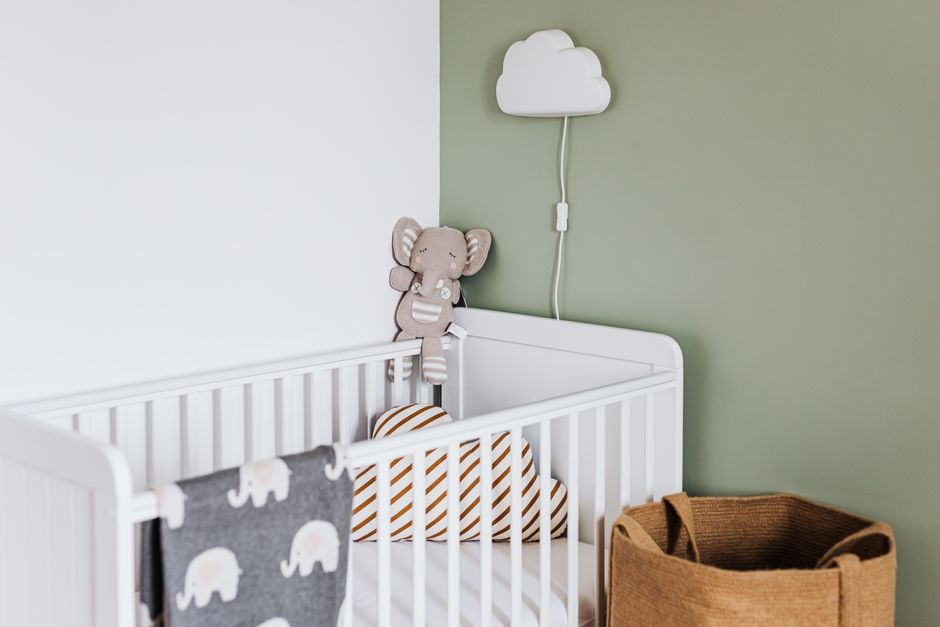 Déco chambre bébé kaki : 7 idées douces et nature